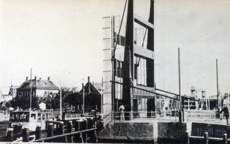 Eemskanaal schip gaat in de oude sluis in de jaren 50.jpg
